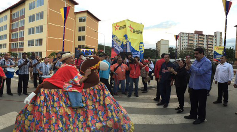 Al son de la "burriquita" baile típico de Venezuela celebran junto a Maduro un nuevo triunfo de la Revolución. 