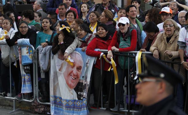 Cientos de feligreses madrugaron en el Zócalo para ver pasar al papa.