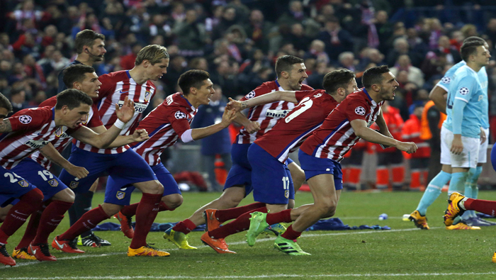 La plantilla del Atlético de Madrid celebra la victoria sobre el PSV Eindhoven.