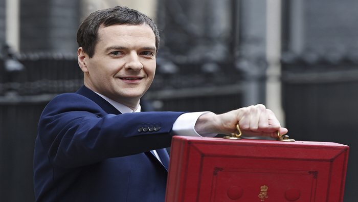 George Osborne le mostró a la prensa el tradicional maletín rojo que contiene el proyecto de Presupuesto del Estado para el ejercicio 2016-2017.