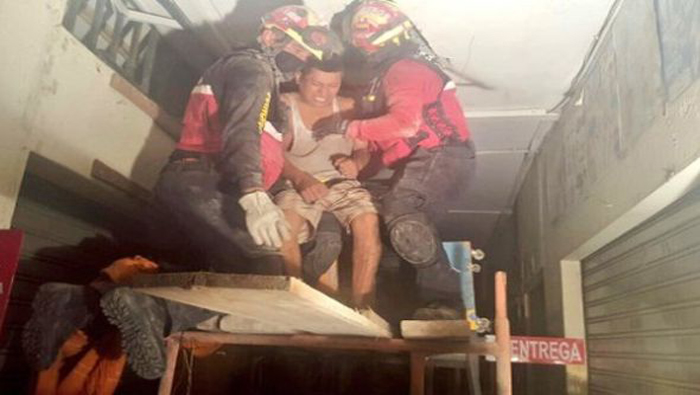Momentos en que un hombre es rescatado por el Cuerpo de Bomberos de Quito