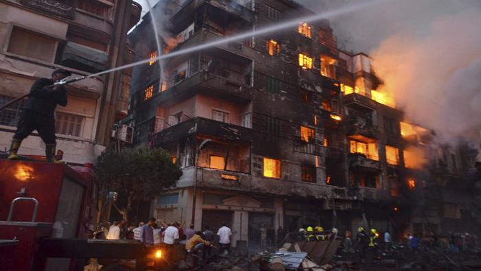Rescatistas sufrieron lesiones por la intensidad del fuego que se extendió hacia otras edificaciones.