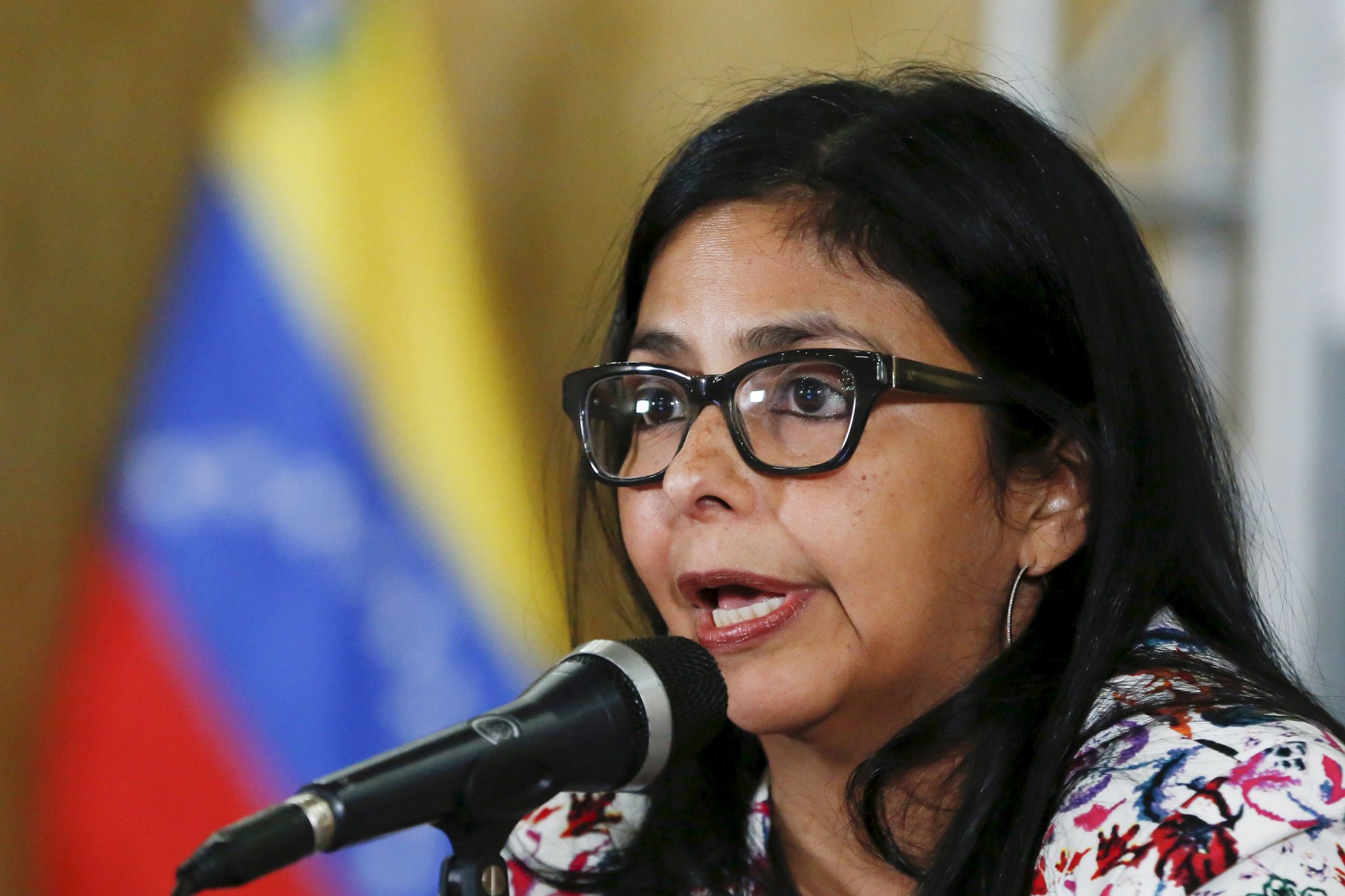 La ministra destacó que por esta razón el presidente Maduro dictó este viernes un decreto de excepción “justamente para proteger al país de esas pretensiones intervencionistas”.