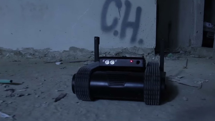 El aparato robótico cuenta con una pistola y es capaz de echar gas pimienta.