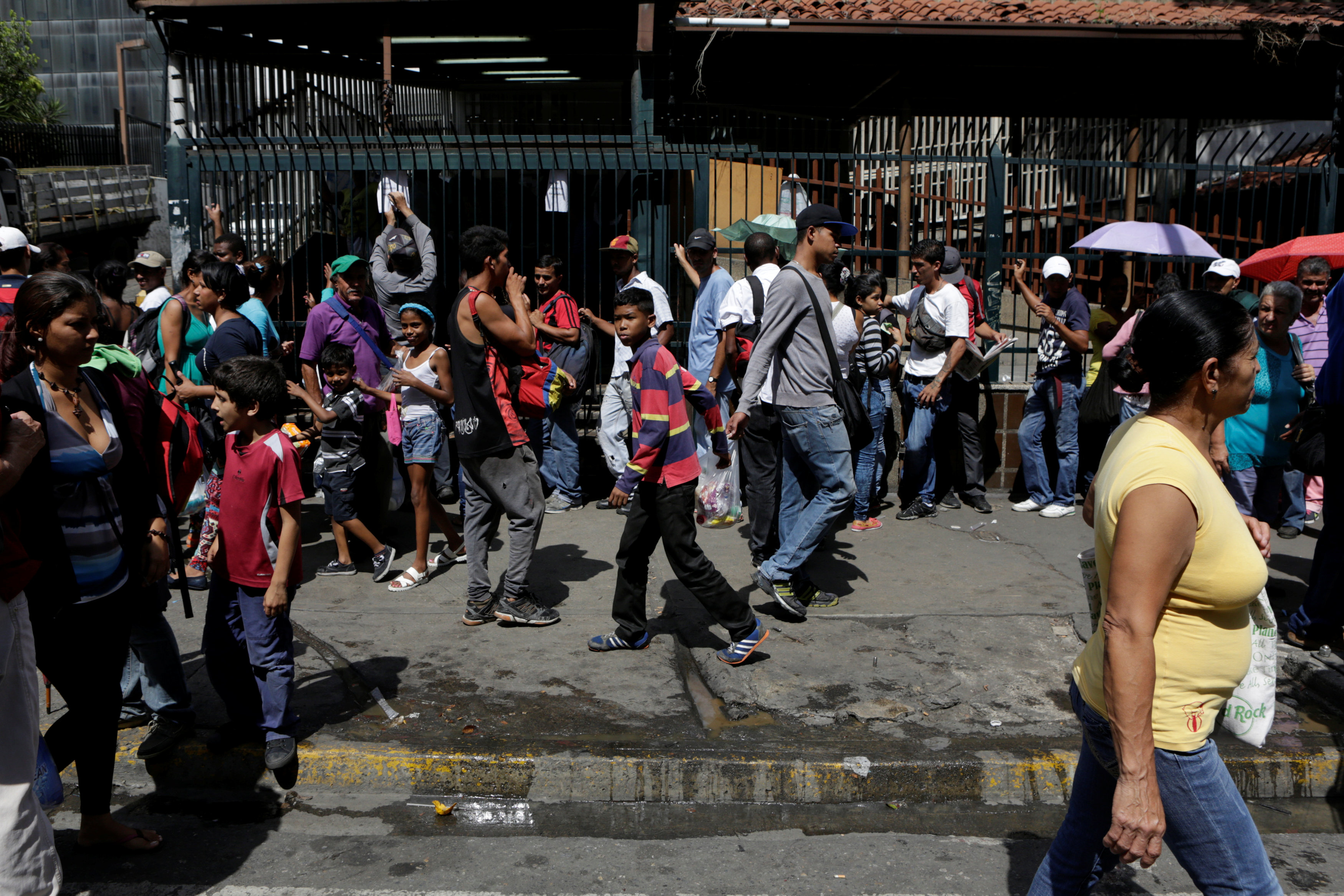 En la foto, una fila de personas fuera de un supermercado en Caracas, Venezuela. 16 de mayo de 2016.