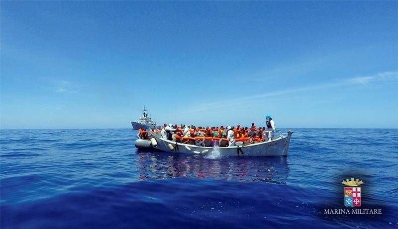Al menos 45 inmigrantes murieron el viernes en un naufragio y más de dos mil fueron detenidos tras ser rescatados de varias embarcaciones en el Mediterráneo, dijo la guardia costera italiana.