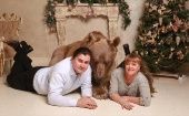 Lo común es tener un perro o un gato como mascota doméstica, sin embargo, Svetlana y Yuriy Panteleenko decidieron adoptar un oso pardo.