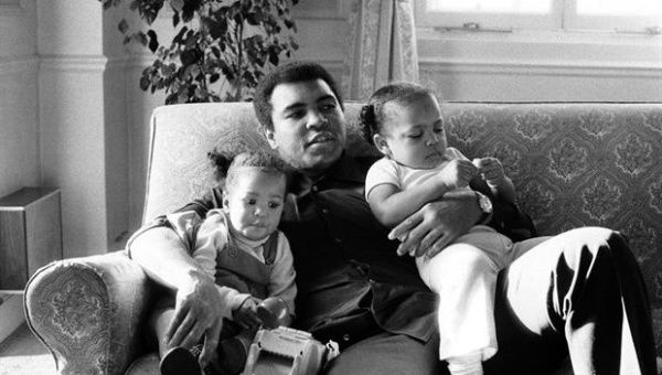 Mohamed Alí junto a sus dos hijas Laila y Hana.