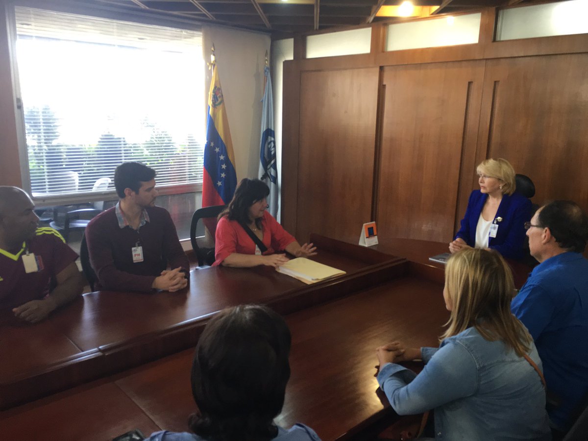 Los mirandinos entregaron el documento a la Fiscal General del país suramericano.