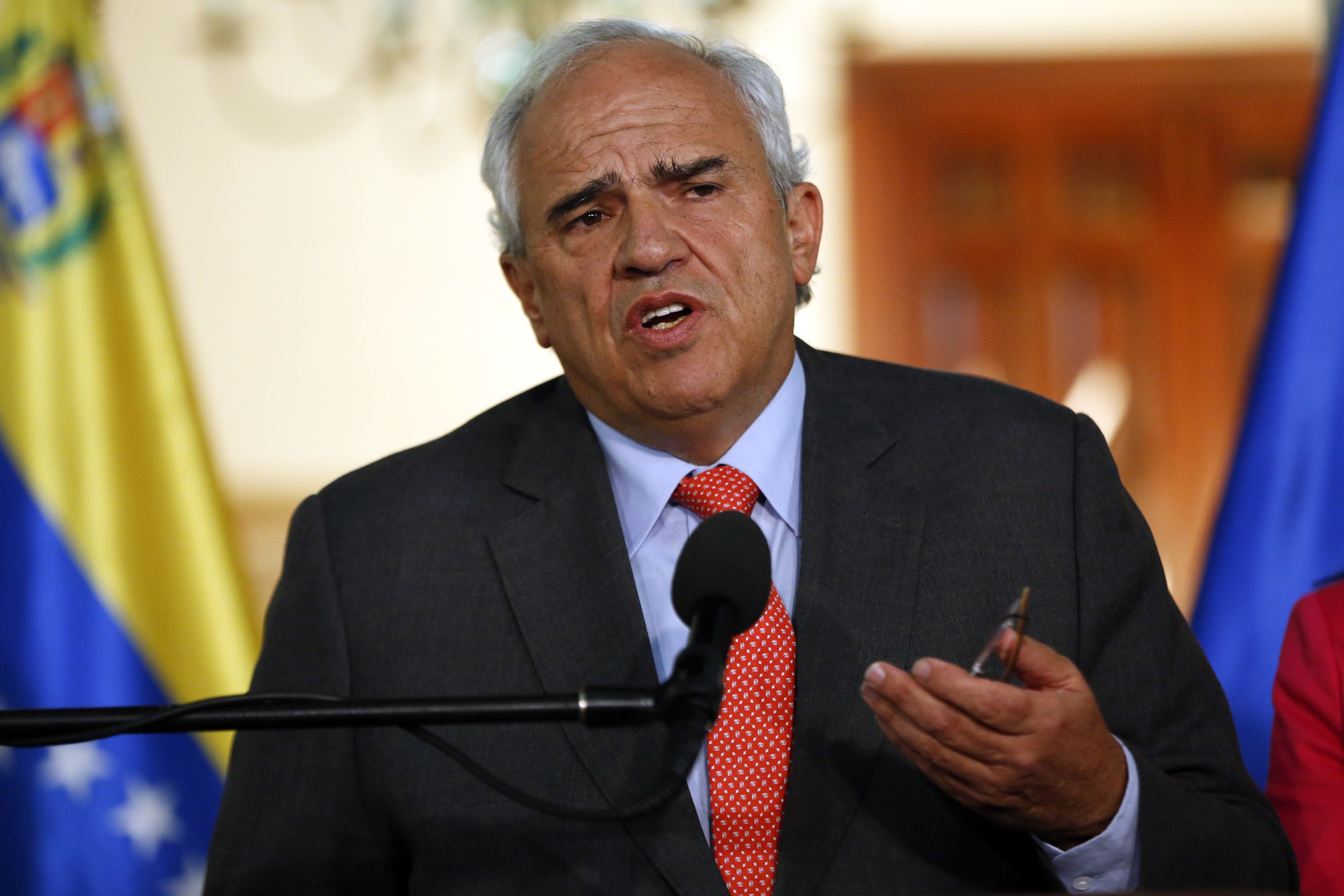 Samper instó a la oposición a reconocer la legitimidad del presidente de Venezuela, Nicolás Maduro.
