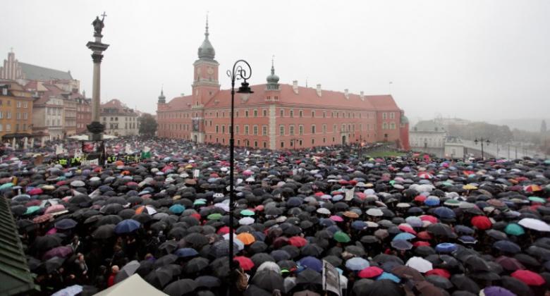 Thousands gather during an abortion rights campaigners' demonstration to protest against plans for a ban on abortion in front of the Royal Castle in Warsaw, Poland October 3, 2016.