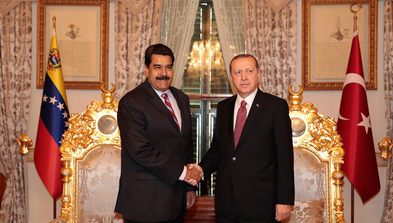 Maduro fue recibido por Erdogan (d) en el Palacio Yildiz Mabeyn.