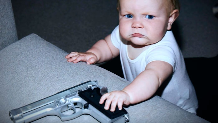 El video satírico de Brady Campaign muestra a los bebés como una amenaza.
