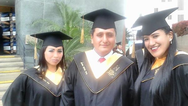 La foto de mi ceremonia de graduación de abogado de la UIGV en Lima Perù