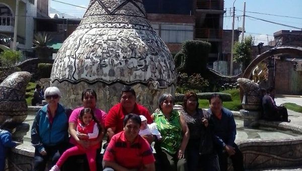 La familia peruana unida con un solo puño.