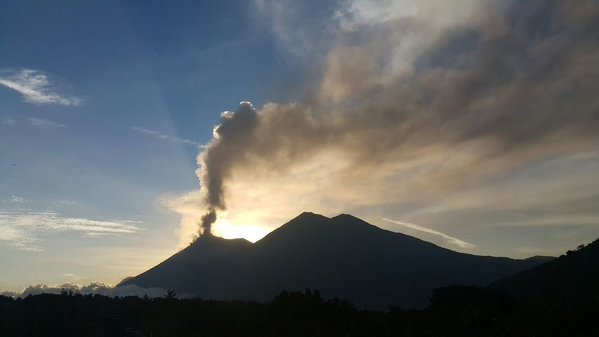 La erupción del volcán de Fuego se mantiene expulsando gruesas columnas de ceniza a una altura de 6 mil metros sobre nivel del mar.