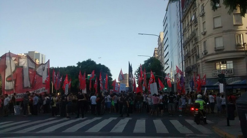 Las movilizaciones no han cesado contra los despidos masivos de Macri.