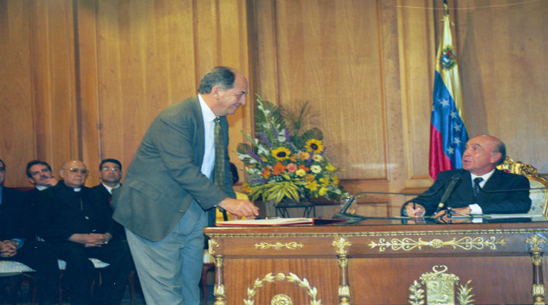 El entonces secretario general del partido político Copei, José Curiel, firma el decreto del gobierno de   Pedro Carmona Estanga, en nombre de los partidos políticos.