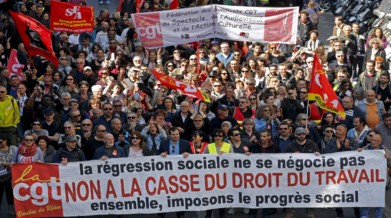 En otras ciudades del país como Ruán (oeste), Marsella (sur) y Rennes (oeste) también tuvieron lugar manifestaciones de estudiantes y trabajadores.
