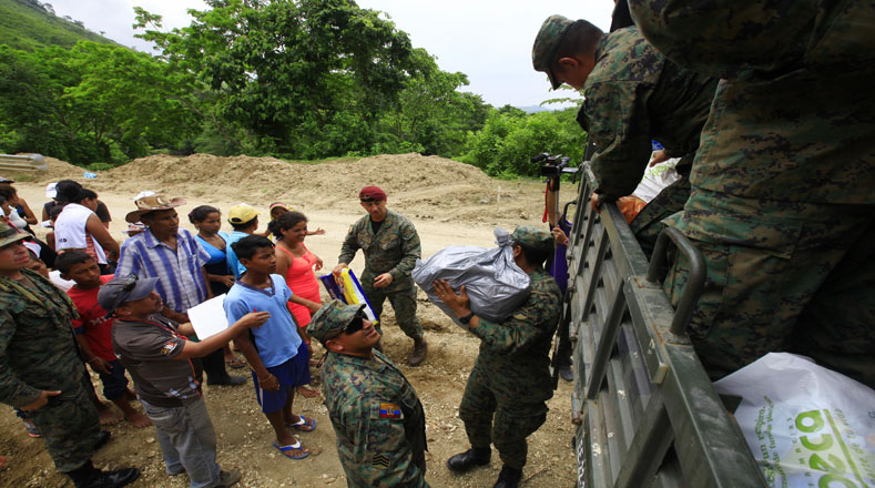 Militares ecuatorianos entregan víveres a los pobladores de Cholote (Ecuador).