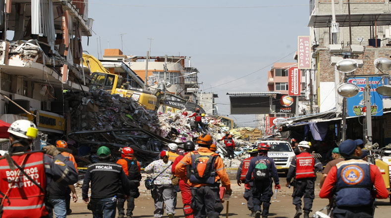 Organismos de rescate de Venezuela y Ecuador llegando a trabajar en labores de rescate y recuperación de cuerpos en un centro comercial de la zona de Tarqui en Manta (Ecuador).