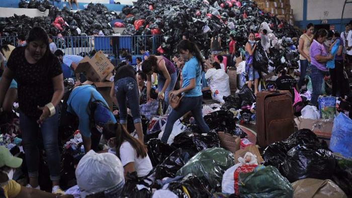 Un coliseo y un centro de eventos de Centros de acopio en Guayaquil reciben la mayor cantidad de donaciones para los damnificados.