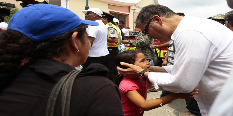 El presidente Rafael Correa informó, tras recorrer algunas zonas afectadas, que la reconstrucción durará años y costará miles de millones.