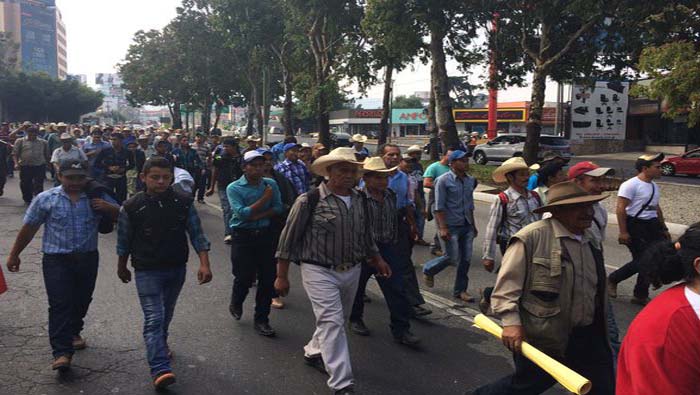 Indígenas y campesinos de Guatemala marchan por el derecho al agua.