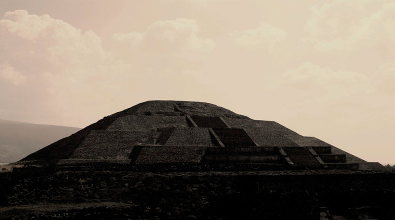 La Pirámide de la Luna, ubicada en la zona arqueológica de Teotihuacán, centro de México, donde el arqueólogo japonés Saburo Sugiyama descubrió que los antiguos arquitectos de esta famosa ciudad usaron una medida numérica de 83 centímetros para edificar las pirámides del Sol, de la Luna y de Quetzalcóatl.