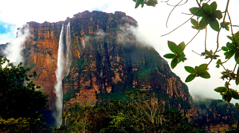 El Salto Ángel en Venezuela es el salto de agua más alto del mundo con 979 metros.