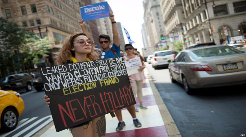 Una joven se manifiesta en apoyo al senador por el estado de Vermont Bernie Sanders frente al Ayuntamiento de Filadelfia, antes de la apertura de la Convención