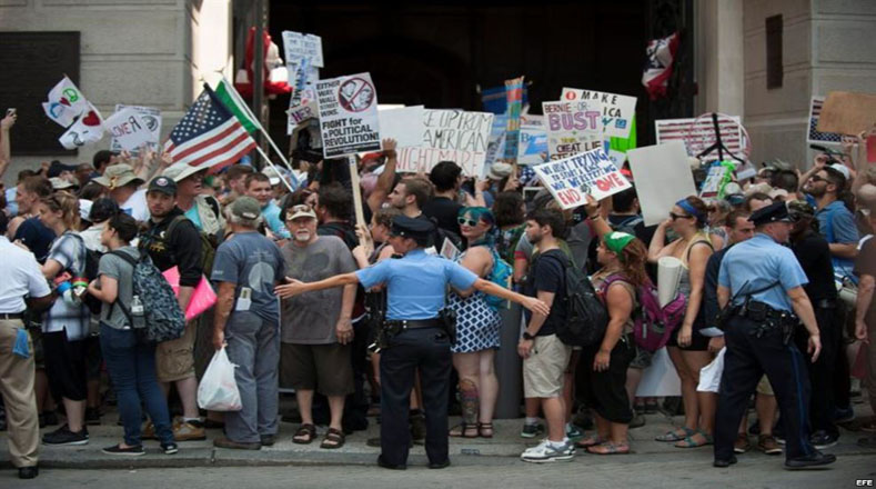 Policías de Filadelfia tratan de contener a la multitud que protestaba. 