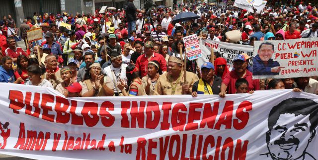 Indígenas venezolanos muentran su apoyo a la Revolución Bolivariana, que desde 1999 ha reivindicado sus derechos.