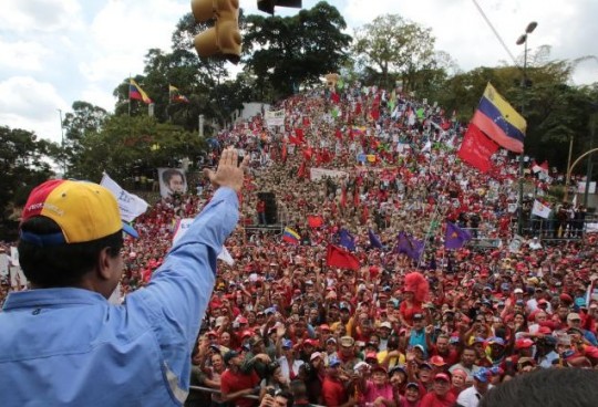 Venezolanos se vuelcan a las calles en defensa de la Revolución.