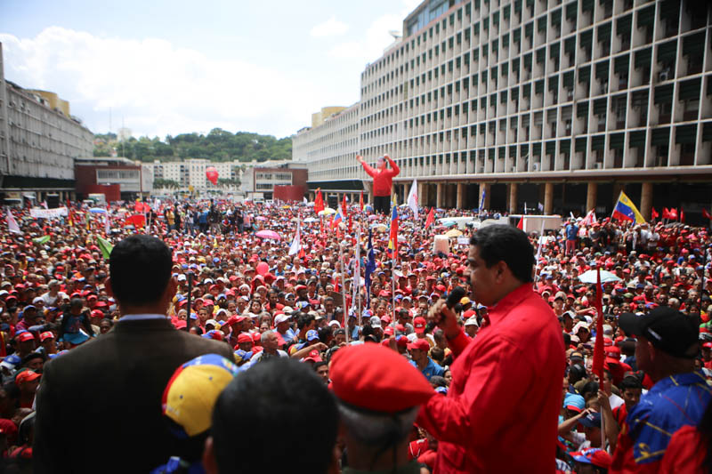 El pueblo venezolano se mantiene en las calles para defender la Revolución.