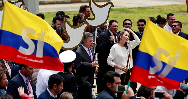 Colombia's President Juan Manuel Santos (L) and Colombian First Lady to present the peace accord to Congress in Bogota.