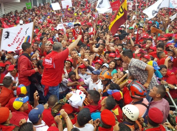 La marea roja de las fuerzas revolucionarias sobresale en las calles venezolanas.