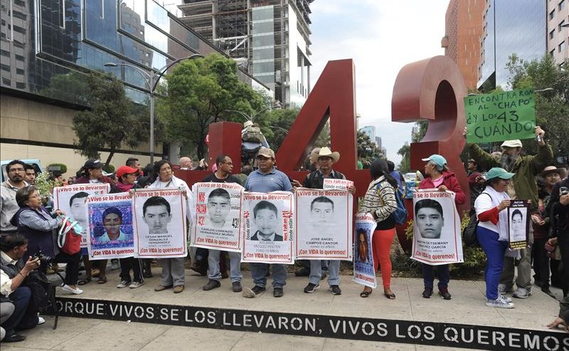 Familiares de los 43 estudiantes de la escuela para maestros de Ayotzinapa desaparecidos el 26 de septiembre de 2014 en Iguala, estado mexicano de Guerrero.