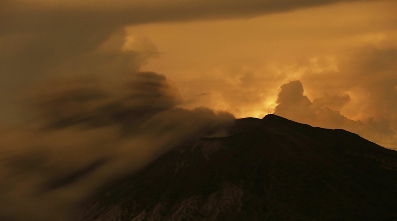 Desde el 2014 el volcán ha presentado numerosas erupciones de cenizas, gases y material incandescente.