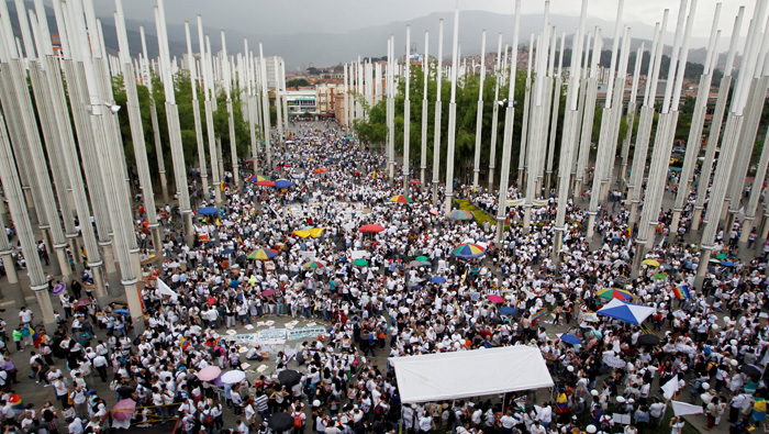 En Medellín miles de personas manifiestan en las calles su esperanza de lograr la paz.