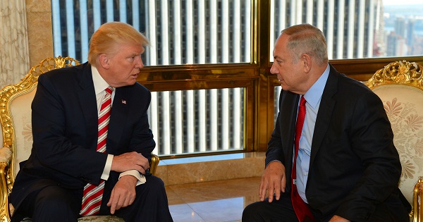 Israeli Prime Minister Benjamin Netanyahu (R) speaks to Republican U.S. presidential candidate Donald Trump during their meeting in New York, Sept. 25, 2016.