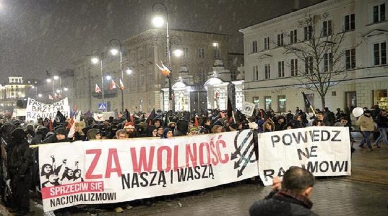 Unos 75 mil polacos desfilaron enarbolando la bandera nacional.