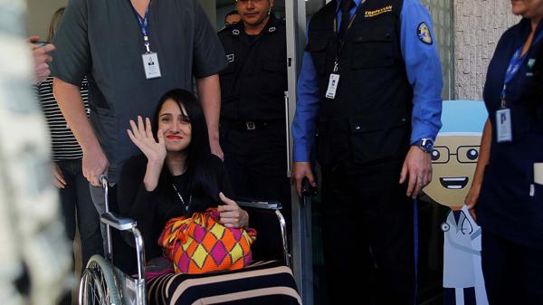 La azafata boliviana Ximena Suárez, última sobreviviente del siniestro de avión, regresó a casa.