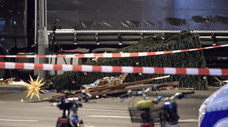 Un autobús con dos personas dentro arremetió contra una multitud de personas en un mercadillo navideño este martes en la ciudad de Berlín.