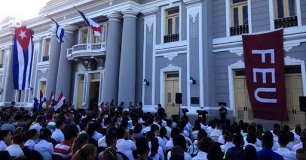 The Federation of University Students celebrates its 94th anniversary by honoring revolutionary leader Fidel Castro.