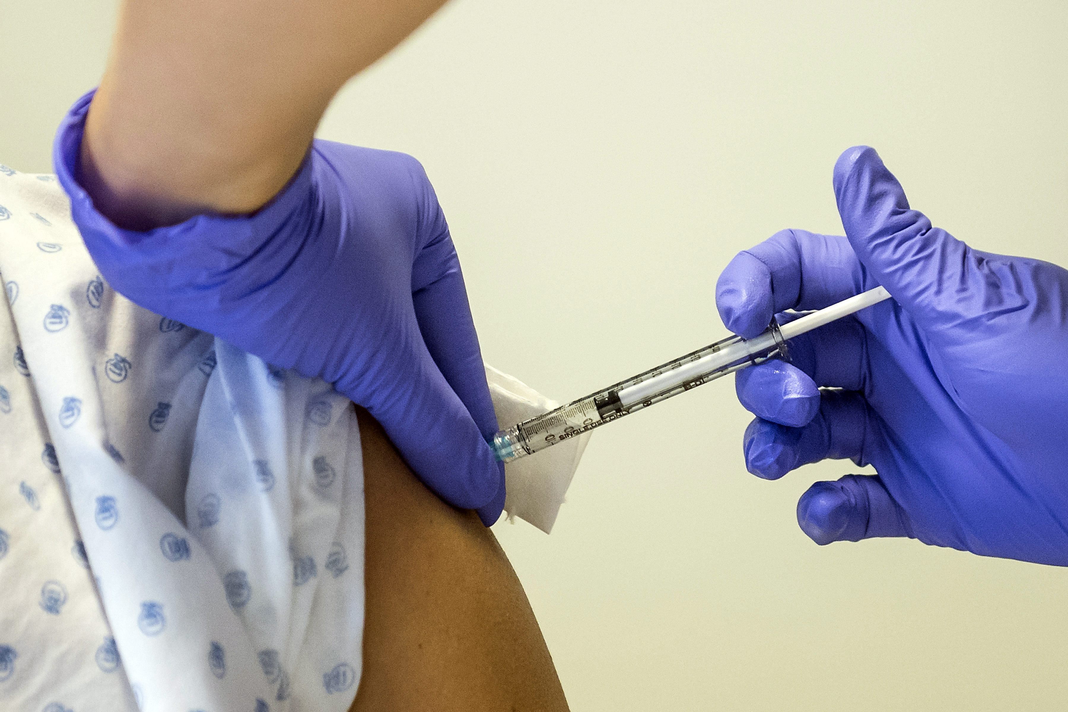 La vacuna rVSV-ZEBOV se administró en 5.837 personas.