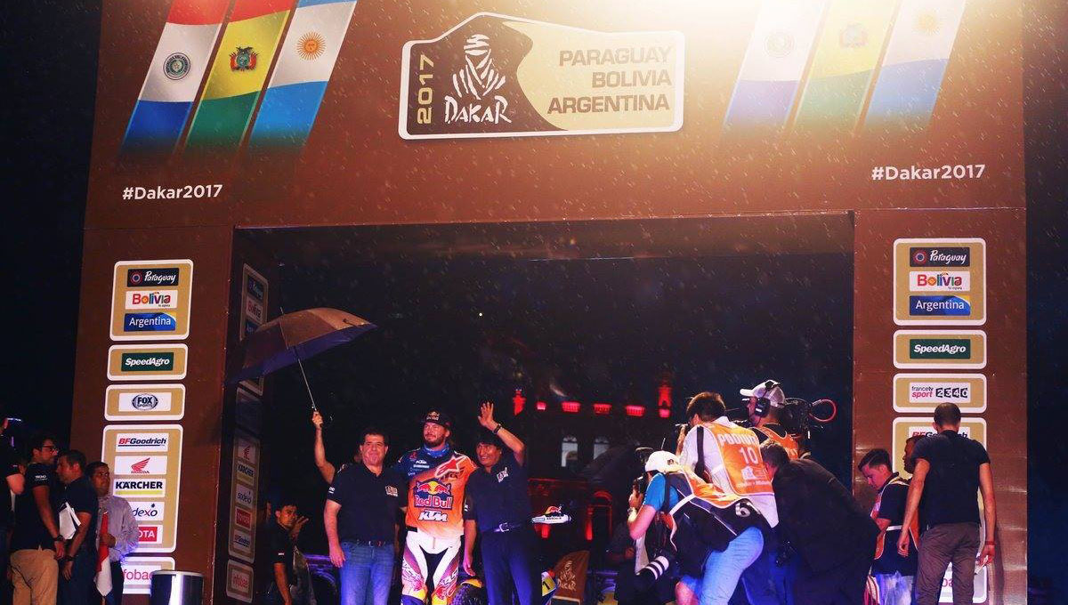 Cartes (i) y Morales, vestidos con camisetas del Dakar, junto al último campeón en motos, Toby Price (c).