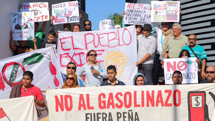 Mexicanos se pronuncian contra el alza a la gasolina y piden la renuncia de Enrique Peña Nieto