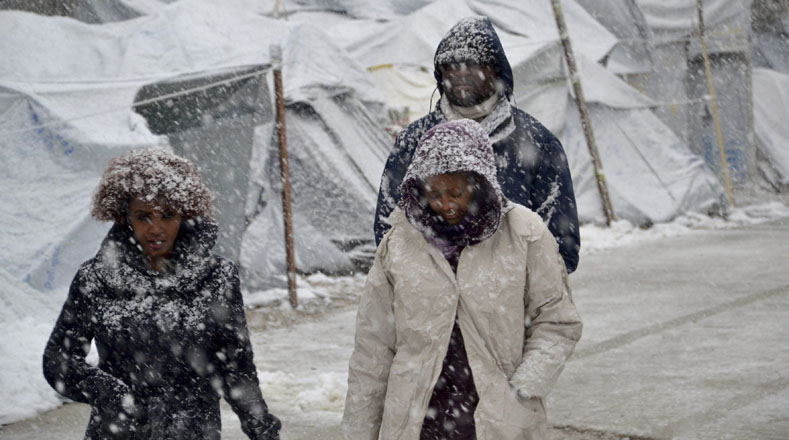 Refugiados, personas sin hogar y ancianos son los más afectados por la fuerte ola de frío.