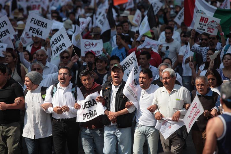 Cada día se unen más mexicanos a las protestas por el alza de la gasolina.